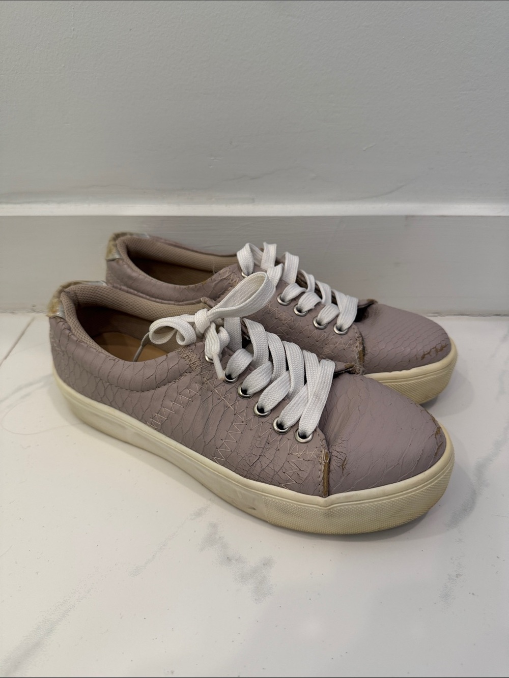 Women’s Lavender Low-Profile Lace-Up Sneakers